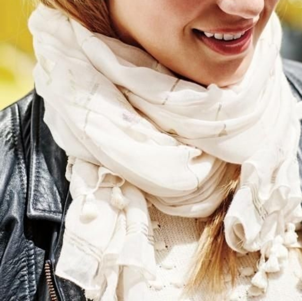 S&D winter white tassel scarf